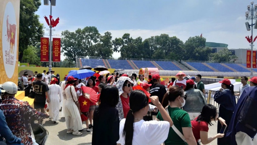 Biển người đổ về Hồ Gươm, Quảng trường Ba Đình náo nức chờ xem tổng hợp luyện tối 24/8