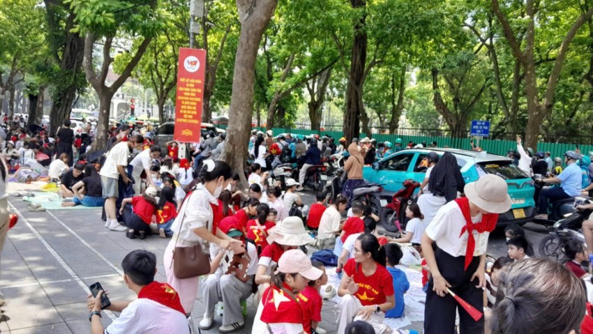 Biển người đổ về Hồ Gươm, Quảng trường Ba Đình náo nức chờ xem tổng hợp luyện tối 24/8