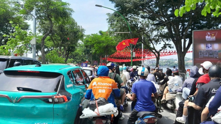 Biển người đổ về Hồ Gươm, Quảng trường Ba Đình náo nức chờ xem tổng hợp luyện tối 24/8