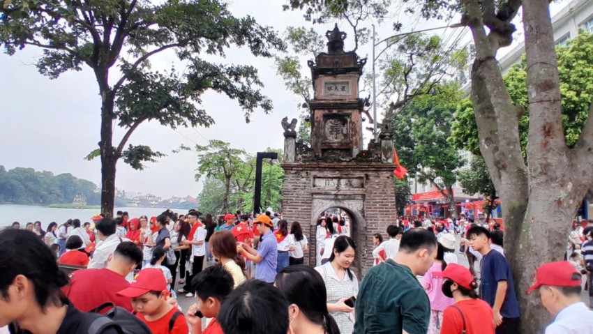 Biển người đổ về Hồ Gươm, Quảng trường Ba Đình náo nức chờ xem tổng hợp luyện tối 24/8