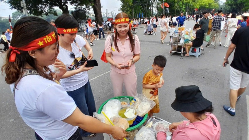 Biển người đổ về Hồ Gươm, Quảng trường Ba Đình náo nức chờ xem tổng hợp luyện tối 24/8