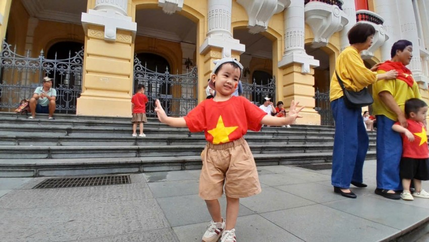 Biển người đổ về Hồ Gươm, Quảng trường Ba Đình náo nức chờ xem tổng hợp luyện tối 24/8