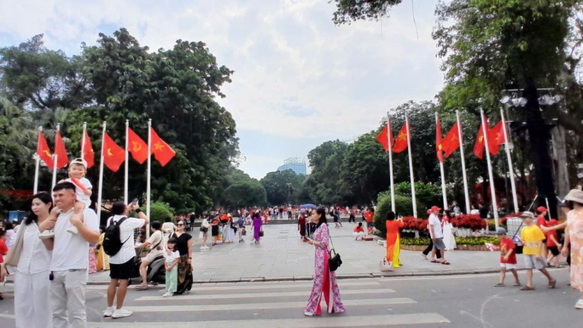 Biển người đổ về Hồ Gươm, Quảng trường Ba Đình náo nức chờ xem tổng hợp luyện tối 24/8