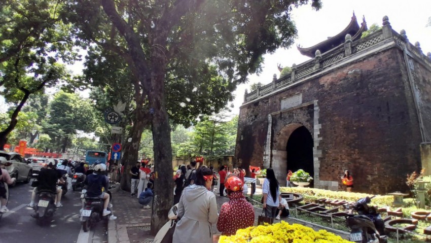 Biển người đổ về Hồ Gươm, Quảng trường Ba Đình náo nức chờ xem tổng hợp luyện tối 24/8