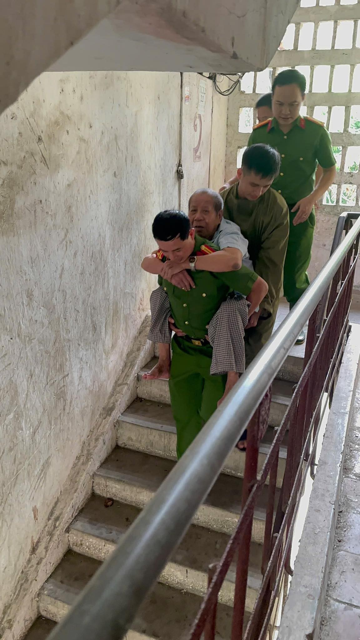 Hỗ trợ người già yếu di chuyển đến nơi an toàn.