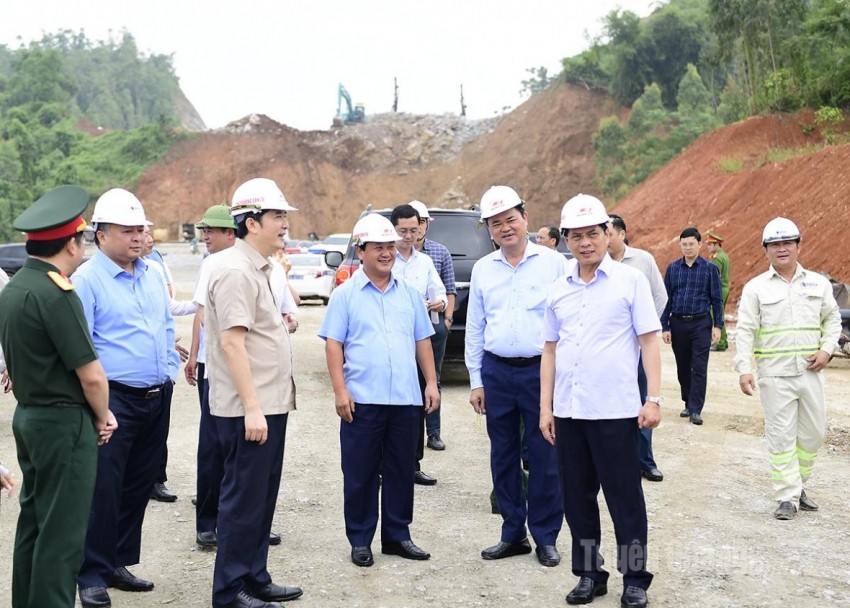 Phó Thủ tướng Chính phủ, Bùi Thanh Sơn và các đồng chí lãnh đạo tỉnh kiểm tra tiến độ cao tốc Tuyên Quang Hà Giang, đoạn qua phường Mỹ Lâm.