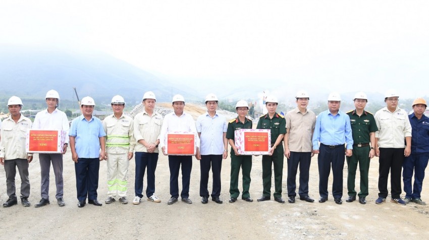 Phó Thủ tướng Bùi Thanh Sơn tặng quà các lực lượng thi công trên công trường - Ảnh: VGP