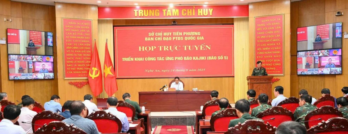 Thủ tướng Chính phủ họp khẩn ứng phó với bão số 5 tại Sở chỉ huy tiền phương ở trụ sở Quân khu 4.