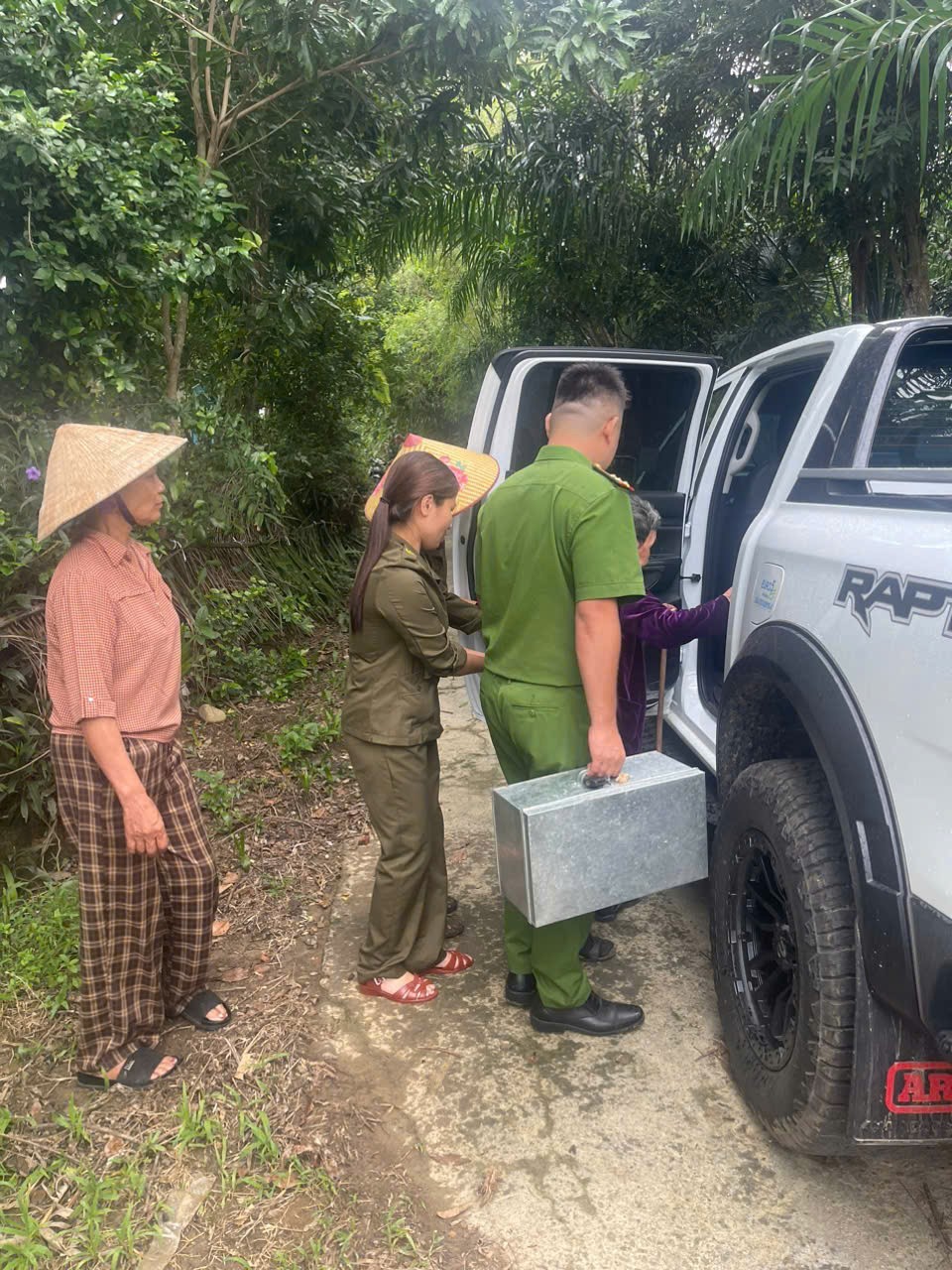 Hỗ trợ người dân di chuyển đến địa điểm an toàn.