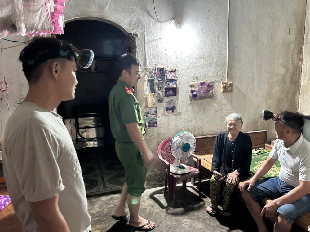 Vận động người dân đến nơi tránh bão.