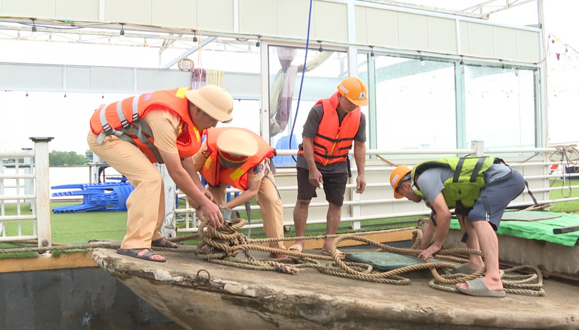 Phòng Cảnh sát giao thông thường trực triển khai các biện pháp công tác phòng, chống bão . (Ảnh: CATH)