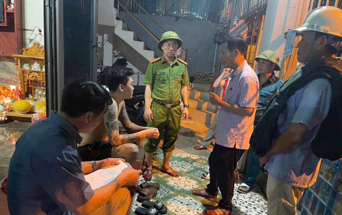 ông an phường Nghi Sơn đã phối hợp với các lực lượng chức năng tuyên truyền, vận động và tổ chức cho các hộ gia đình ở khu vực nguy hiểm sơ tản đến nơi tránh trú an toàn