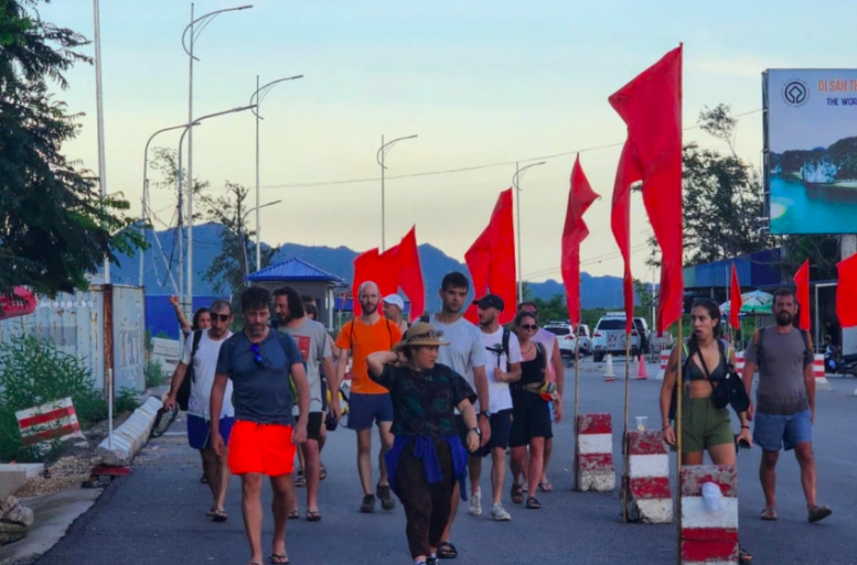 Du khách trong nước và Quốc tế đến thăm Đặc khu Cát Bà.