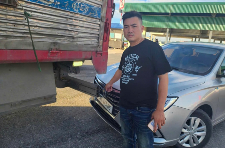 Xe tải mang biển kiểm soát 99H-048.95 đã va chạm với xe của du khách mang biển kiểm soát 30L-445.05 trong lúc xuống phà để về phía đất liền. Ảnh NDCC.