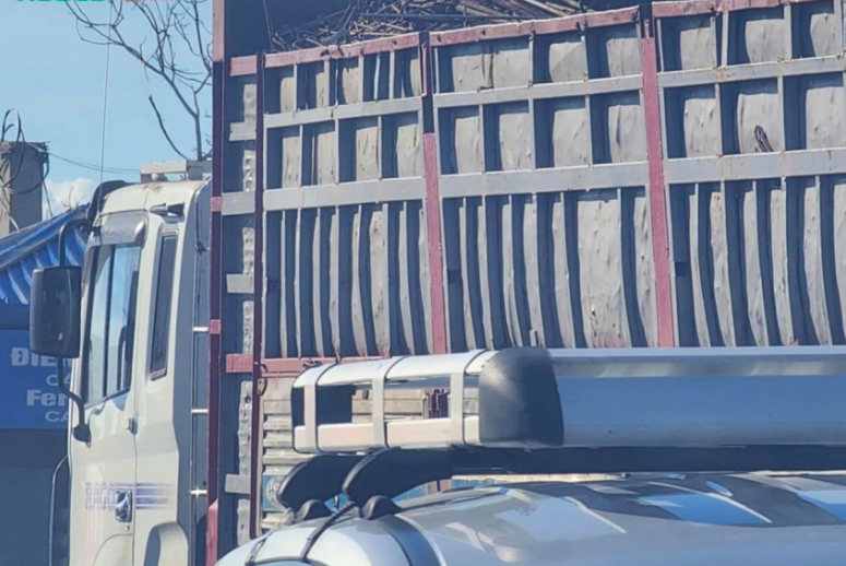 Bằng mắt thường có thể dễ dàng quan sát thấy xe tải có dấu hiệu cơi nới thành thùng, chở có dấu hiệu quá tải.