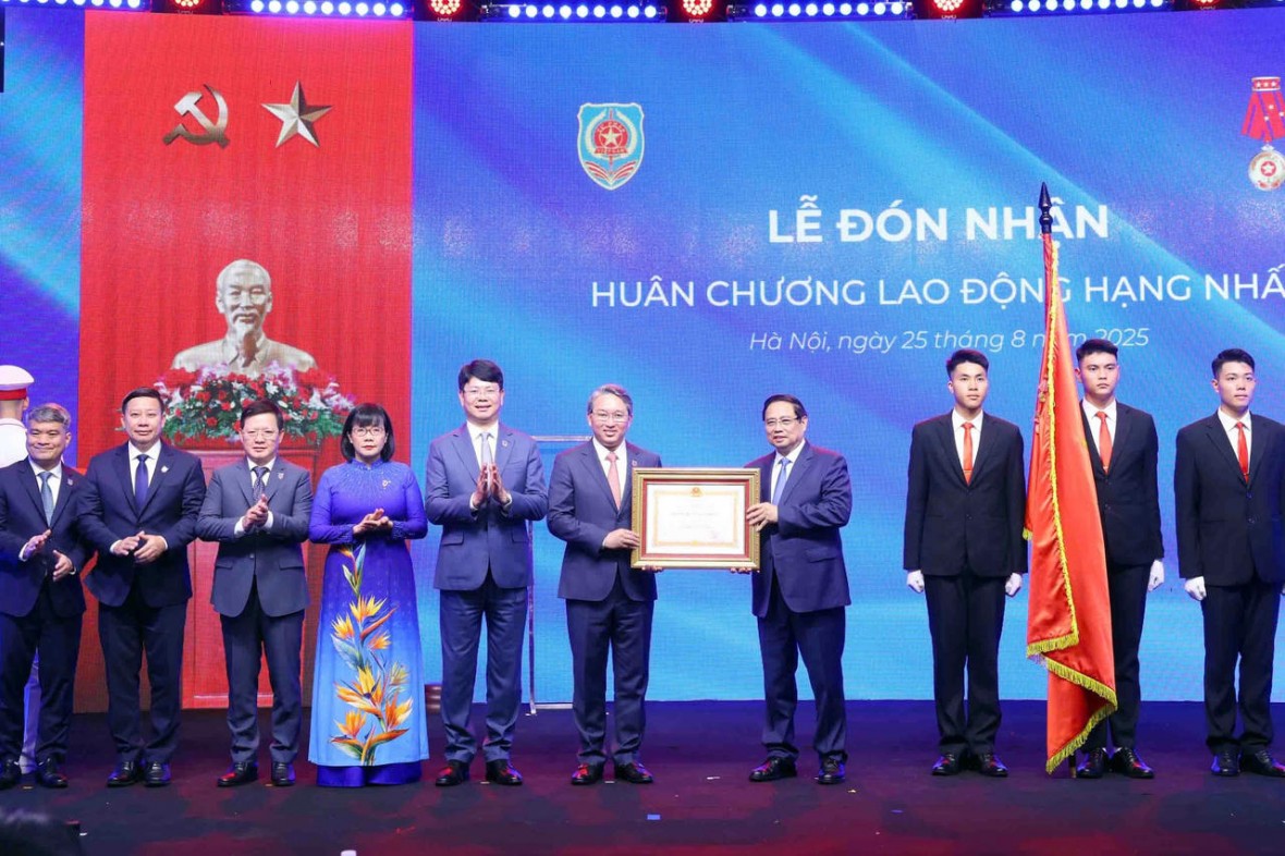 Thủ tướng Phạm Minh Chính trao tặng Huân chương Lao động hạng Nhất (lần thứ 2) cho Bộ Tư pháp. (Ảnh: Phương Mai)