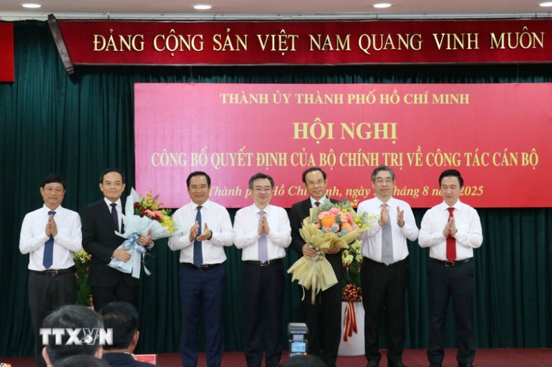 Các đồng chí Thường trực Thành ủy TP Hồ Chí Minh tặng hoa chúc mừng đồng chí Nguyễn Văn Nên và đồng chí Trần Lưu Quang. 