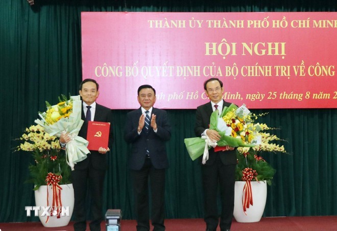 Đồng chí Trần Cẩm Tú trao quyết định và tặng hoa chúc mừng đồng chí Nguyễn Văn Nên và đồng chí Trần Lưu Quang