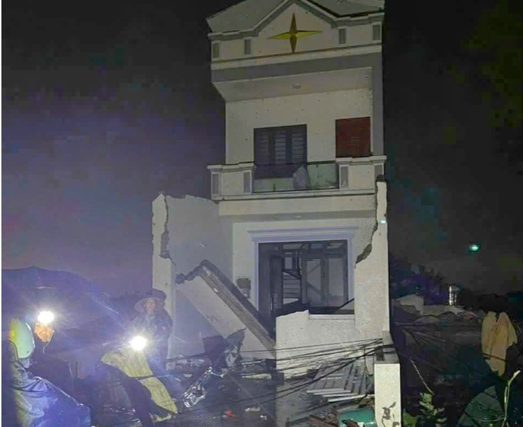 Phần trước của ngôi nhà ở Ninh Bình đổ sập bởi lốc xoáy. Ảnh: CTV Phần trước của ngôi nhà ở Ninh Bình đổ sập bởi lốc xoáy. Ảnh: CTV