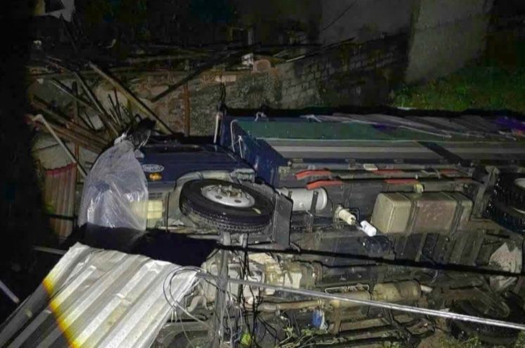 Nhiều tài sản của các hộ dân hư hại nặng nề. Ảnh: C T V Nhiều tài sản của các hộ dân hư hại nặng nề. Ảnh: C T V