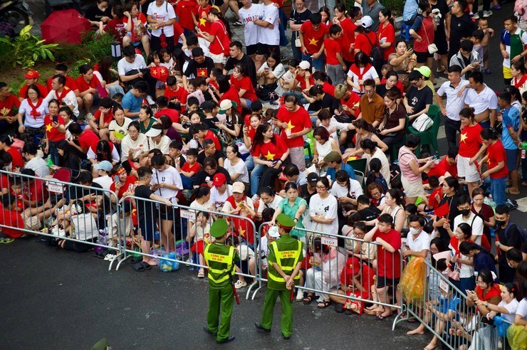 Hàng nghìn người dân chờ xem lực lượng tham gia diễu binh.