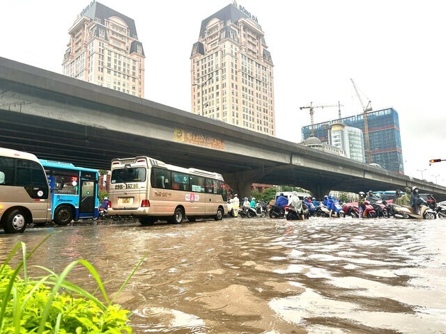 Mưa lớn xuyên đêm, nhiều tuyến phố Hà Nội ngập sâu trong biển nước