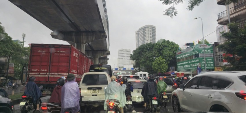 Ngập ở nhiều tuyến phố khiến giao thông ùn tắc.