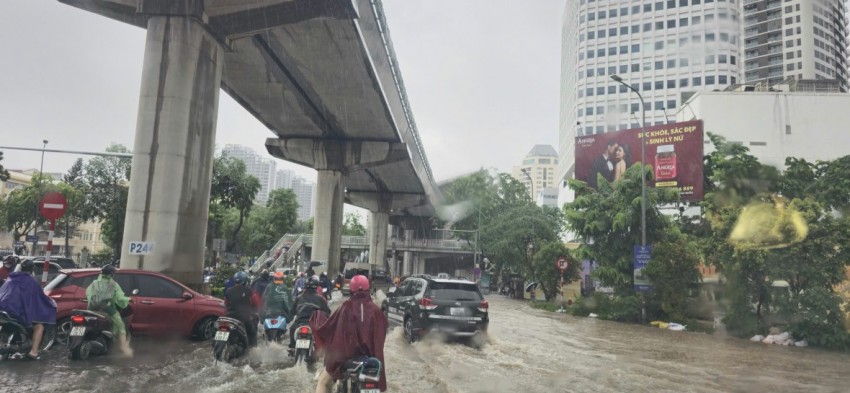 Mưa lớn xuyên đêm, nhiều tuyến phố Hà Nội ngập sâu trong biển nước