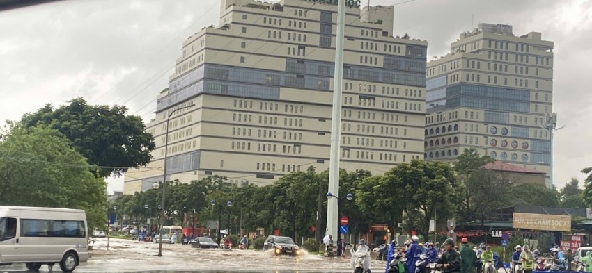 Mưa lớn xuyên đêm, nhiều tuyến phố Hà Nội ngập sâu trong biển nước