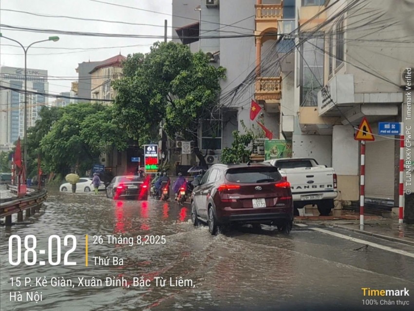 Mưa lớn xuyên đêm, nhiều tuyến phố Hà Nội ngập sâu trong biển nước