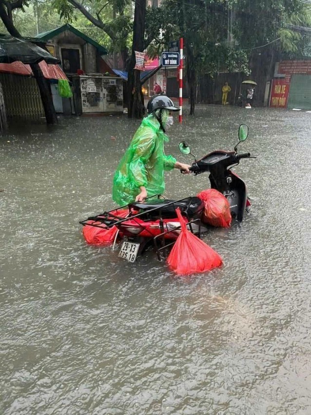 Mưa lớn xuyên đêm, nhiều tuyến phố Hà Nội ngập sâu trong biển nước