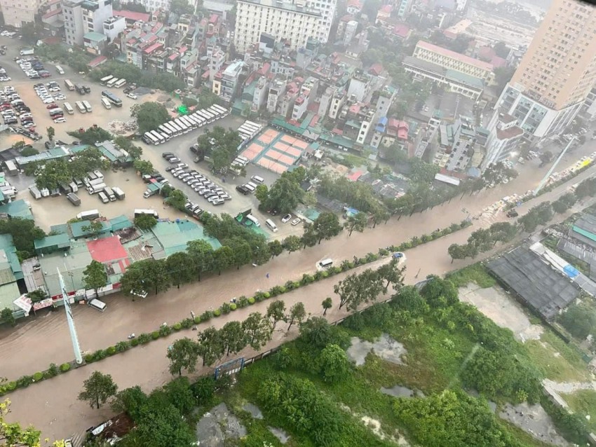 Nhiều tuyến phố ở Hà Nội chìm trong biển nước.