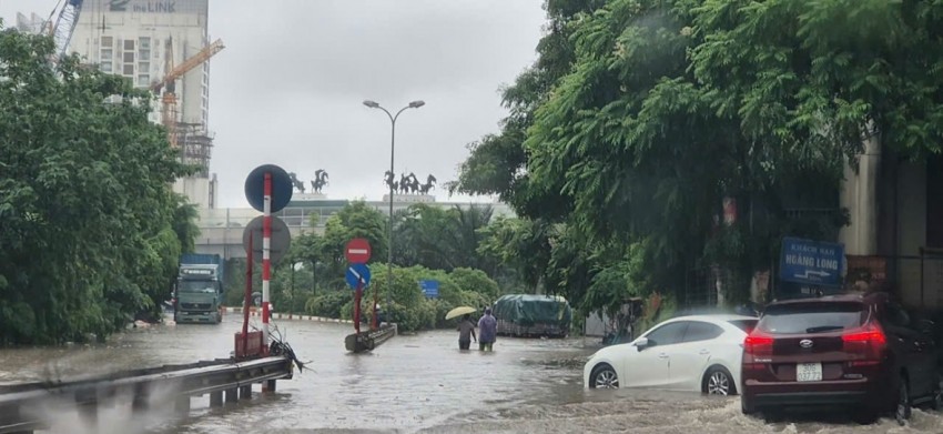 Mưa lớn xuyên đêm, nhiều tuyến phố Hà Nội ngập sâu trong biển nước