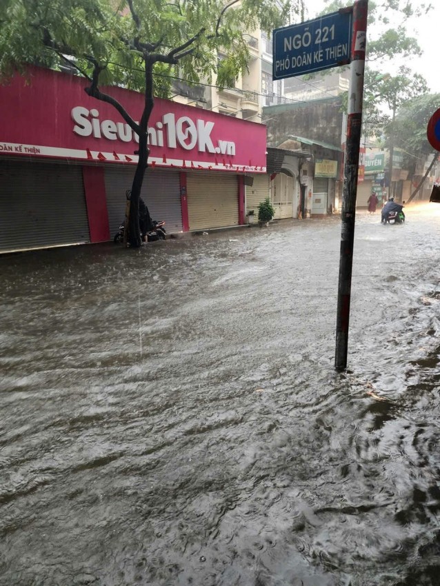 Mưa lớn xuyên đêm, nhiều tuyến phố Hà Nội ngập sâu trong biển nước