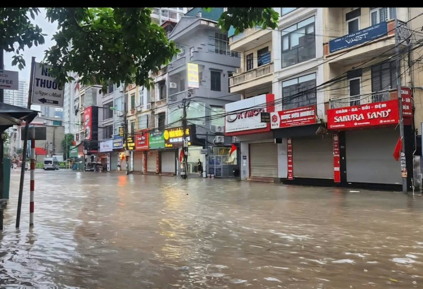 Mưa lớn xuyên đêm, nhiều tuyến phố Hà Nội ngập sâu trong biển nước