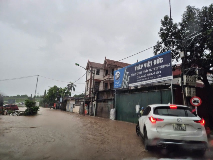 Mưa lớn xuyên đêm, nhiều tuyến phố Hà Nội ngập sâu trong biển nước