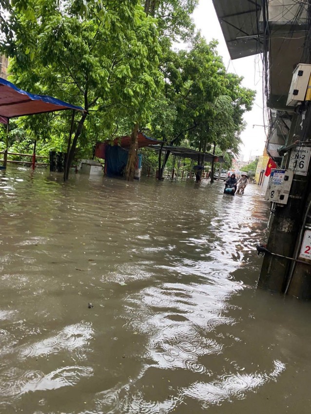 Mưa lớn xuyên đêm, nhiều tuyến phố Hà Nội ngập sâu trong biển nước