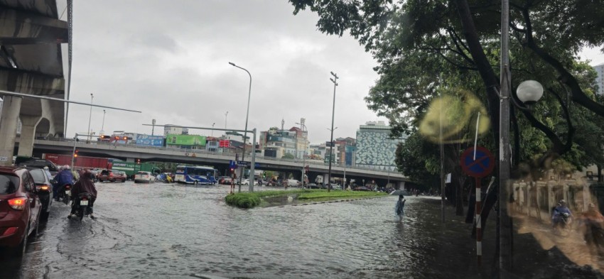 Mưa lớn xuyên đêm, nhiều tuyến phố Hà Nội ngập sâu trong biển nước