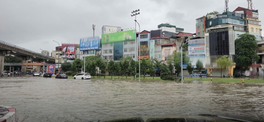 Mưa lớn xuyên đêm, nhiều tuyến phố Hà Nội ngập sâu trong biển nước