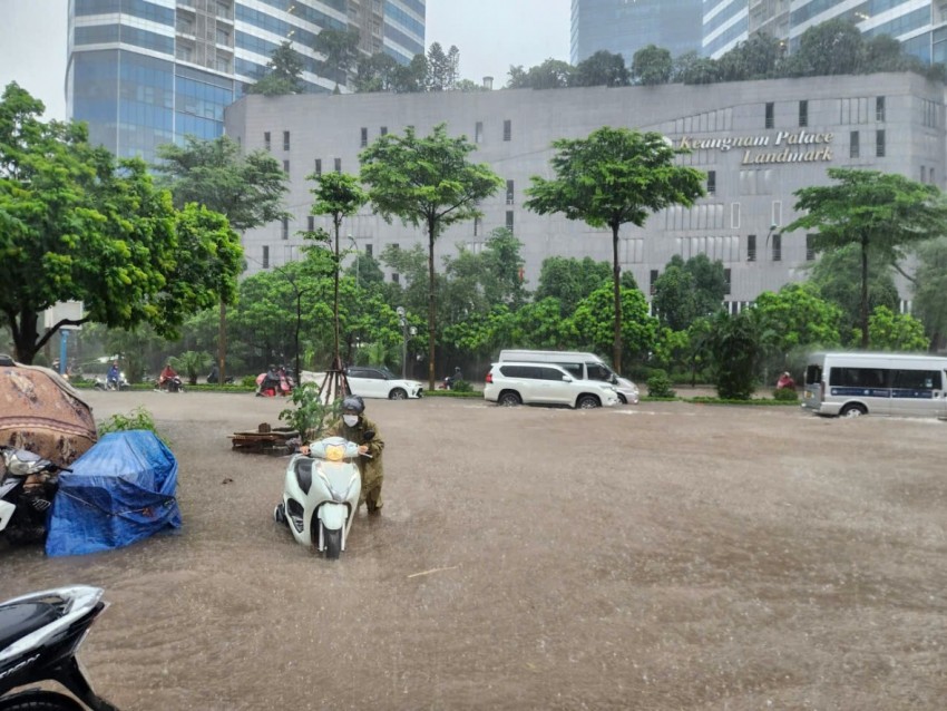 Mưa lớn xuyên đêm, nhiều tuyến phố Hà Nội ngập sâu trong biển nước