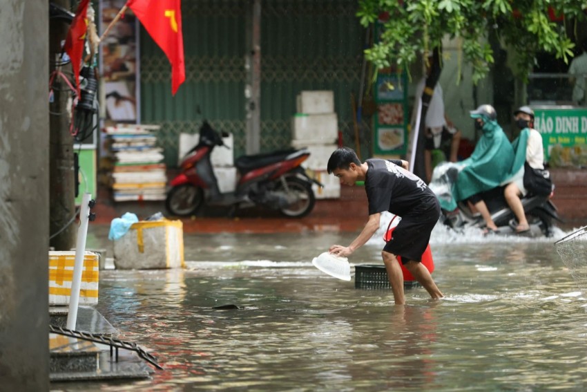 Mưa lớn xuyên đêm, nhiều tuyến phố Hà Nội ngập sâu trong biển nước