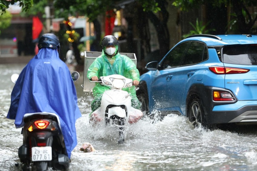 Mưa lớn xuyên đêm, nhiều tuyến phố Hà Nội ngập sâu trong biển nước