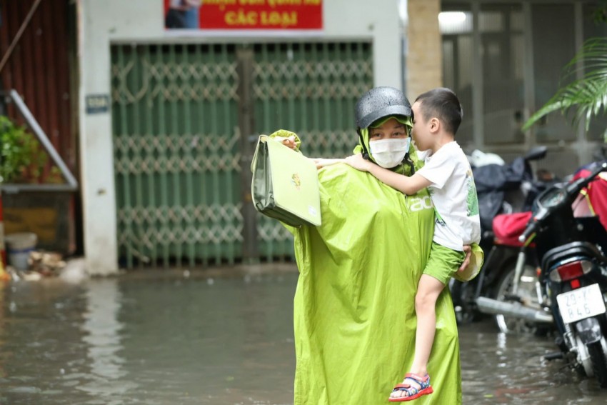 Mưa lớn xuyên đêm, nhiều tuyến phố Hà Nội ngập sâu trong biển nước