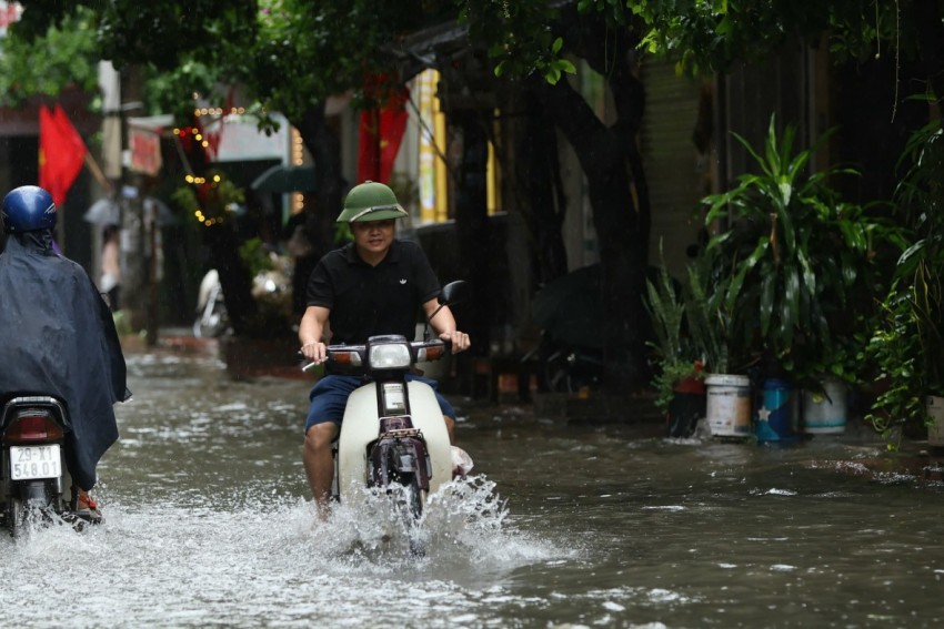 Mưa lớn xuyên đêm, nhiều tuyến phố Hà Nội ngập sâu trong biển nước