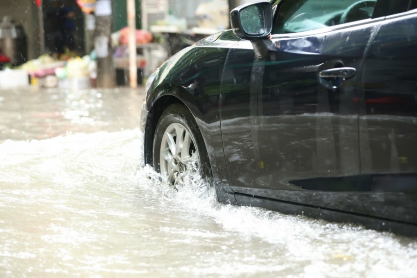 Mưa lớn xuyên đêm, nhiều tuyến phố Hà Nội ngập sâu trong biển nước