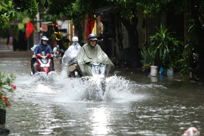 Mưa lớn xuyên đêm, nhiều tuyến phố Hà Nội ngập sâu trong biển nước