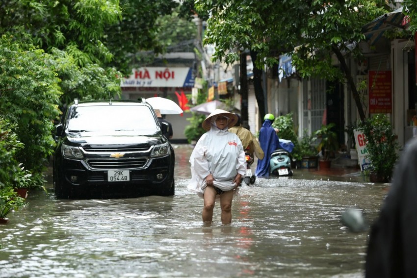 Mưa lớn xuyên đêm, nhiều tuyến phố Hà Nội ngập sâu trong biển nước