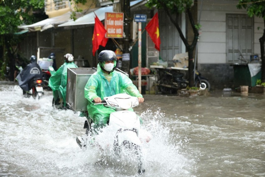 Do ảnh hưởng của bão số 5 Kajiki, Hà Nội mưa lớn kéo dài suốt từ đêm qua đến sáng sớm nay 26/8 khiến nhiều tuyến đường ngập sâu.