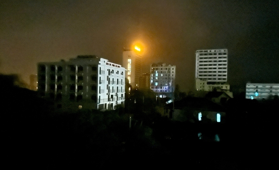 22h đêm 25-8, Cửa Lò chìm trong bóng tối ngoại trừ một số khách sạn lớn chạy máy phát điện 