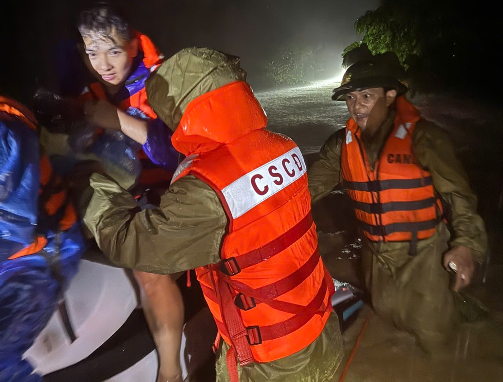 Sau hơn 2 giờ nỗ lực, lực lượng Công an đã đưa 3 nạn nhân đến nơi an toàn. (Ảnh: CATH)